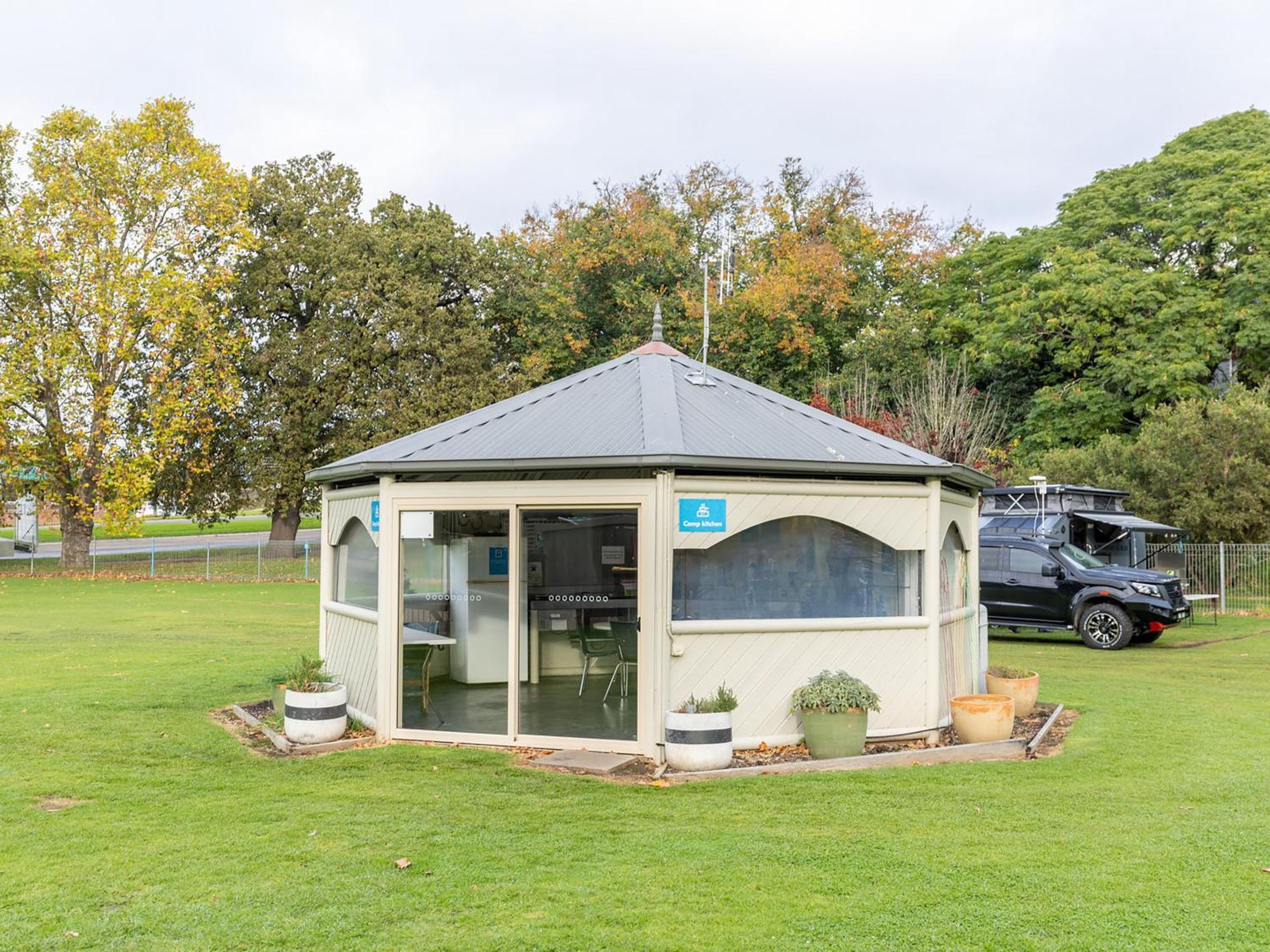 Nrma Bairnsdale Riverside Holiday Park 외부 사진